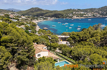 Mediterranean villa for sale in a quiet residential area in Camp de Mar