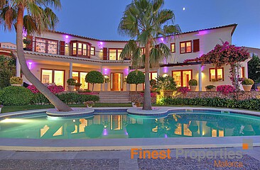 Representative luxury villa with sea views in coveted location in Santa Ponsa, close to the new harbor of Port Adriano