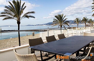 Newly renovated frontline house with 6 bedrooms and pool for sale