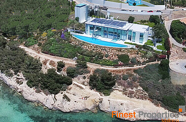 Luxury villa for sale in 1st sea line in Sol de Mallorca