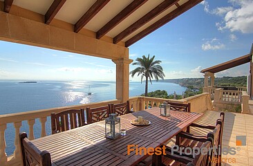 Unique frontline property in private location
