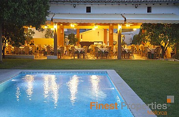 City hotel with 8 suites, restaurant and pool for sale