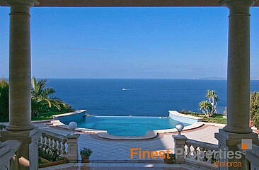 Frontline villa in Bahia Grande with fantastic views over the bay of Palma