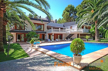 Exclusive Villa in quiet location, right at the golf course of Son Vida.
