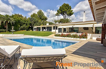 Modern villa in Bungalow Stil with 8 bedrooms and big garden plot for sale in on Vida